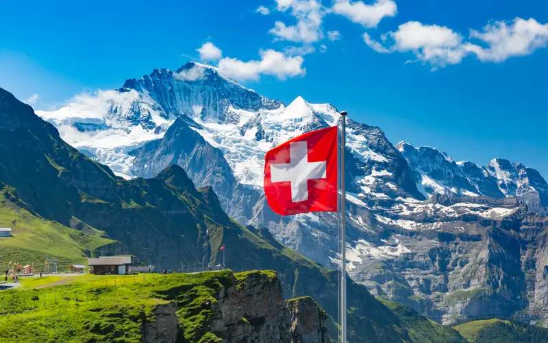 Cờ Thụy Sỹ tung bay trước đỉnh Jungfrau, Bernese Oberland