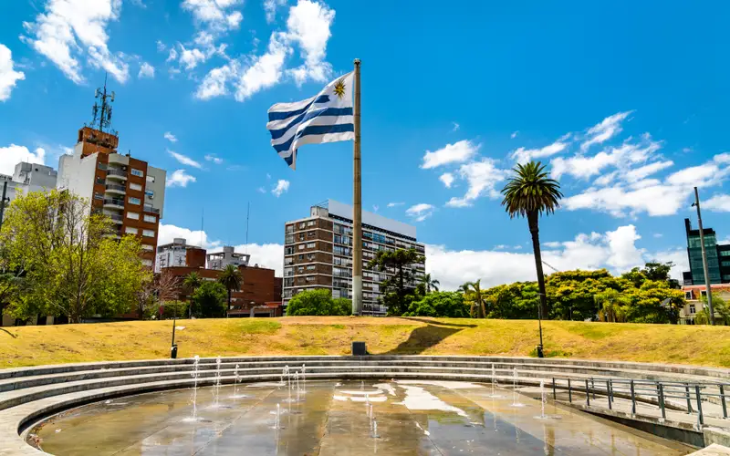Cờ Uruguay tại Plaza de la Democracia, Montevideo